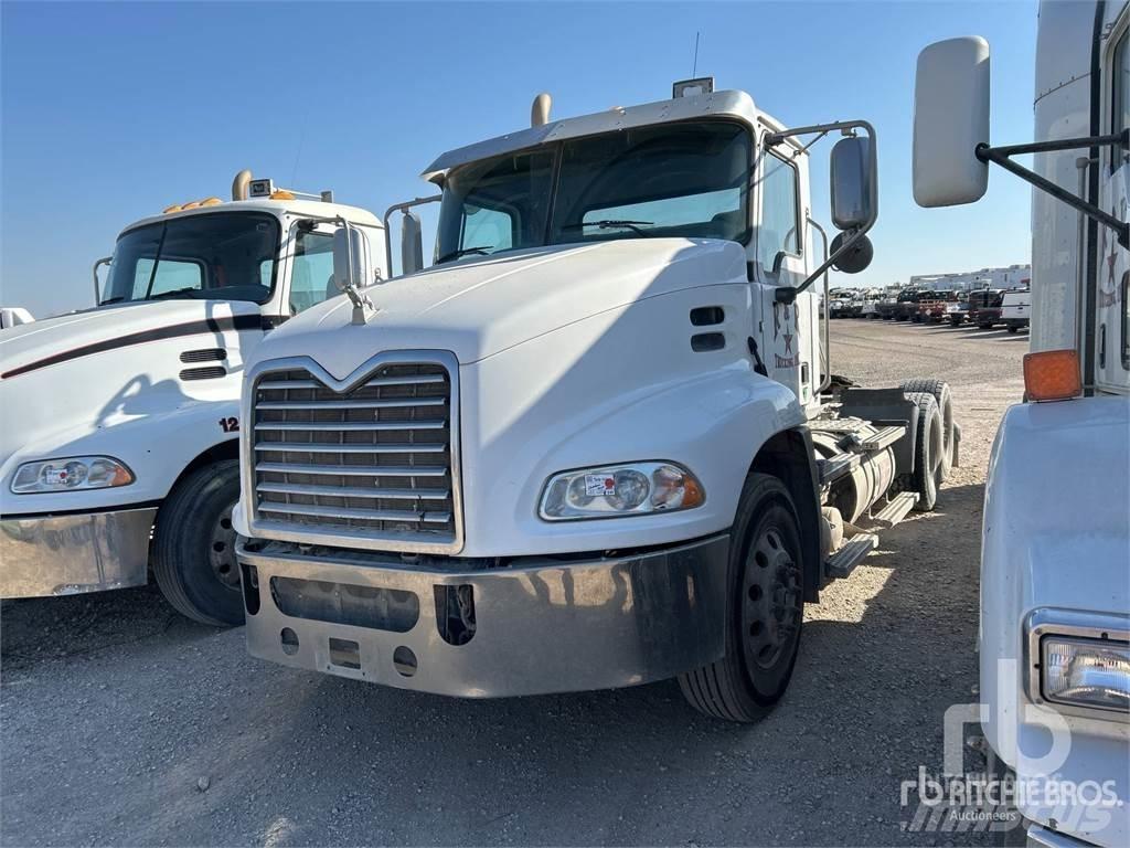 Mack CXU613 Nyergesvontatók