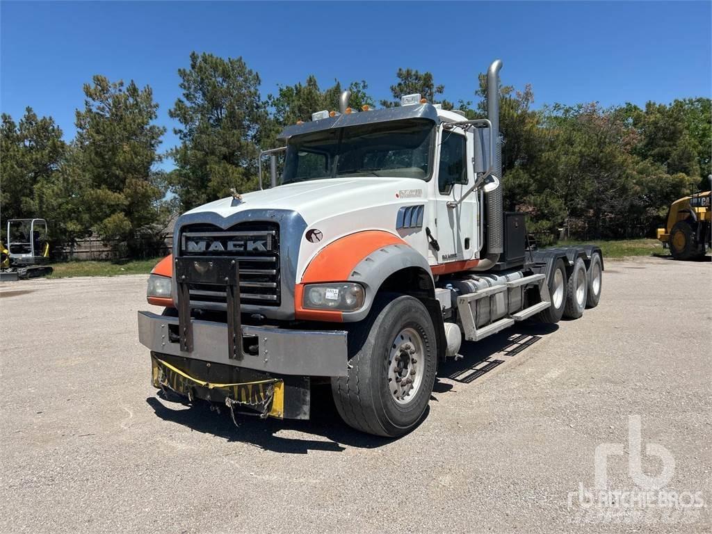 Mack GU713 Platós/Csörlős teherautók