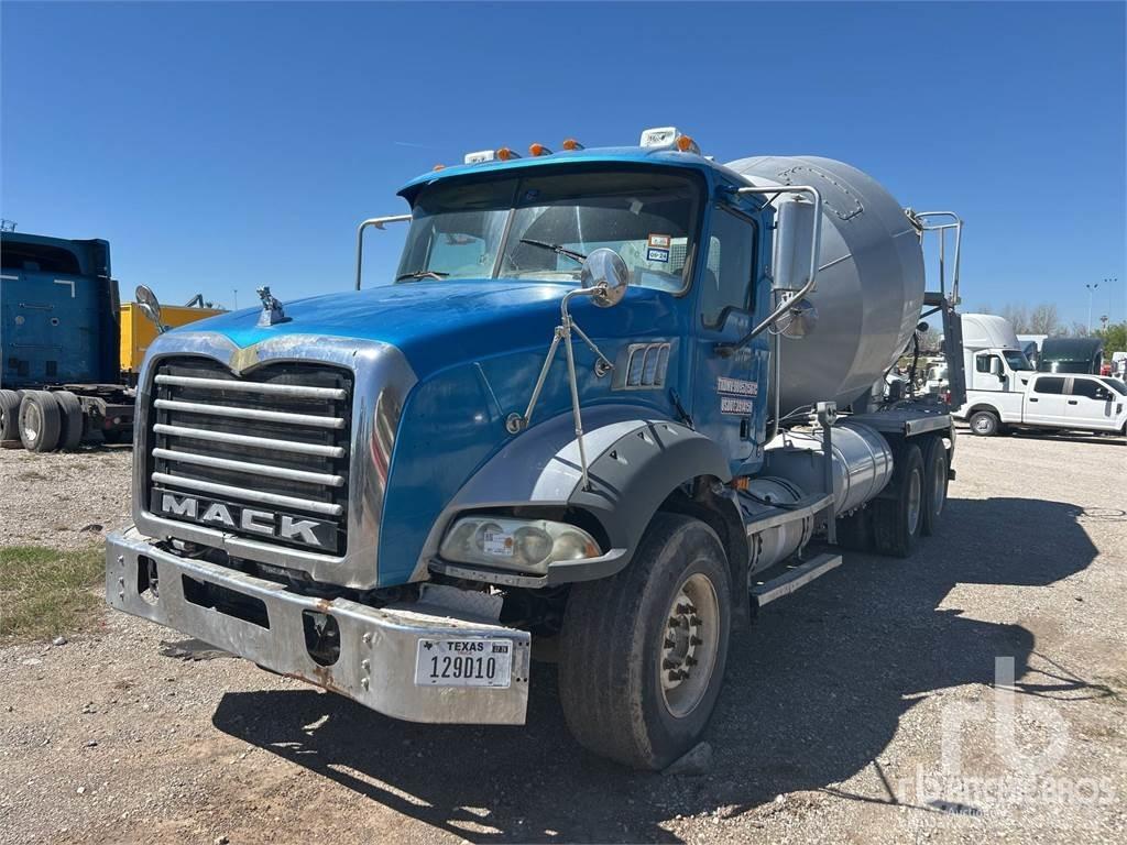 Mack GU813 Betonkeverők/Betonpumpák