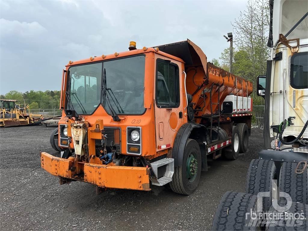 Mack MR688S Homok és Sószórók