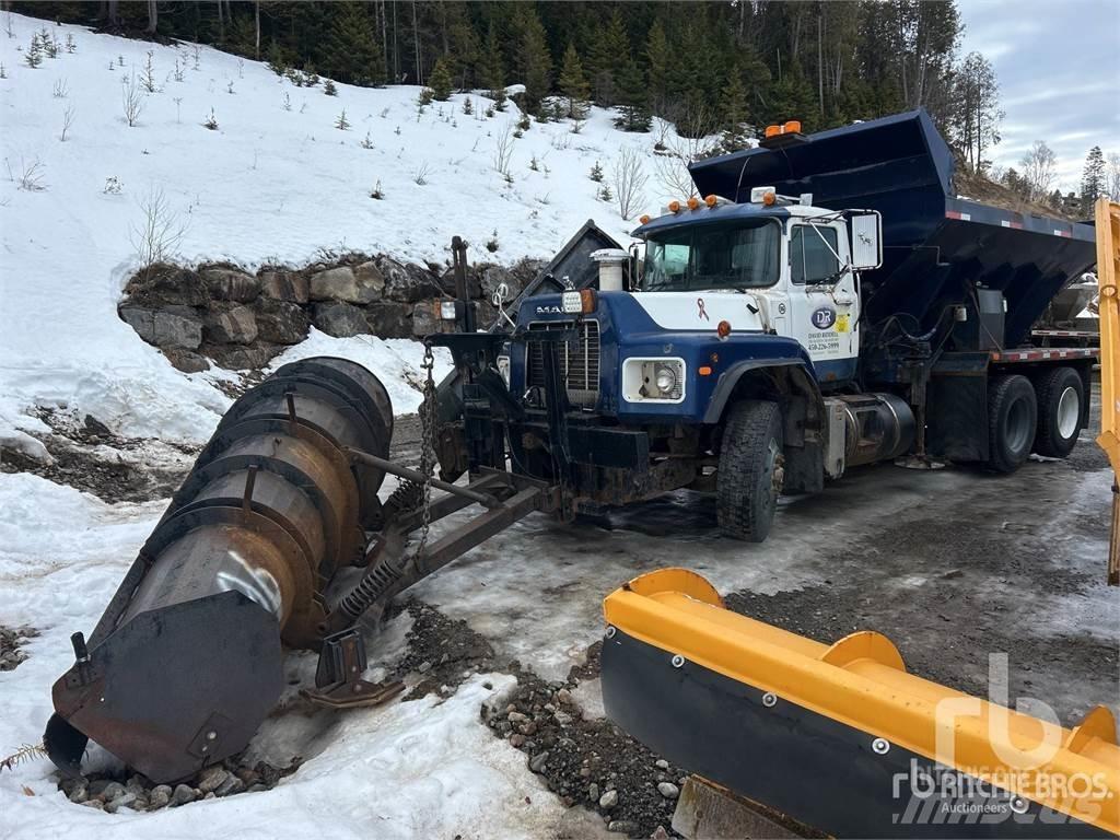 Mack RB688S Hóeltakarítók