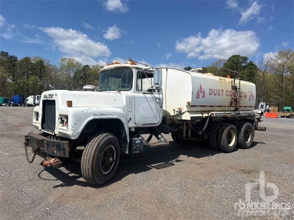 Mack RD685S Vízszállító teherautók