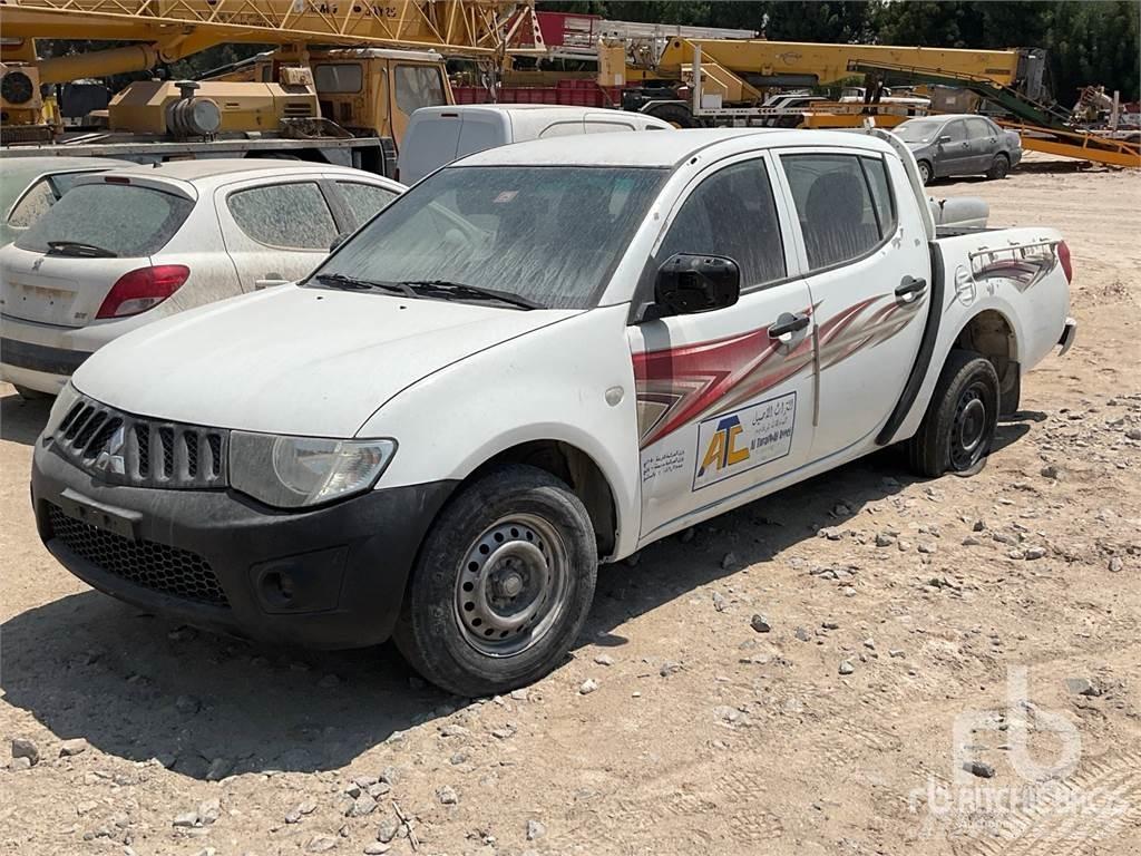 Mitsubishi L200 Kis teherszállító/Platós kocsi