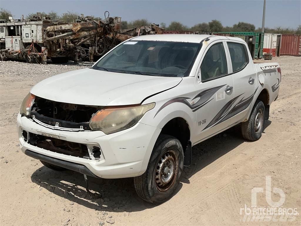 Mitsubishi L200 Kis teherszállító/Platós kocsi