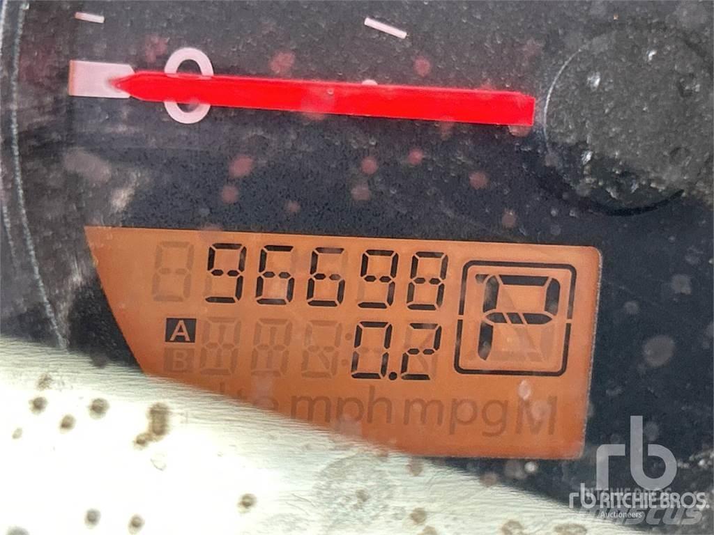 Nissan FRONTIER Kis teherszállító/Platós kocsi