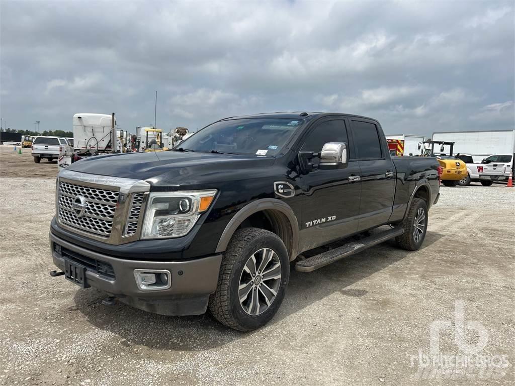 Nissan TITAN Kis teherszállító/Platós kocsi