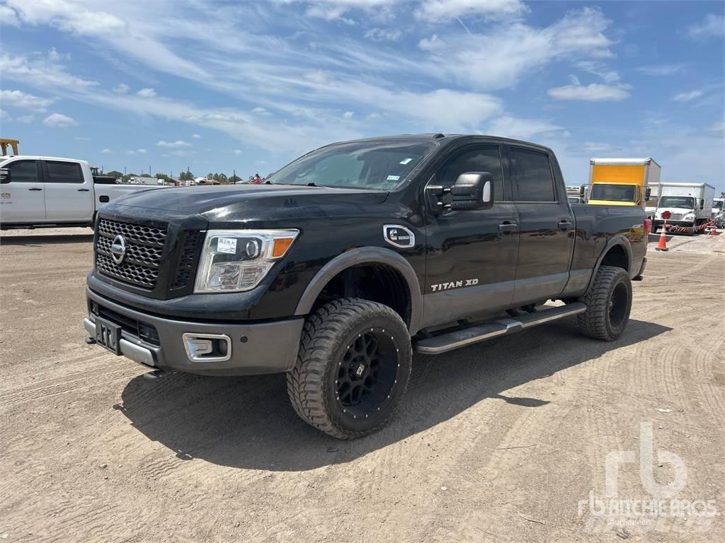 Nissan TITAN Kis teherszállító/Platós kocsi