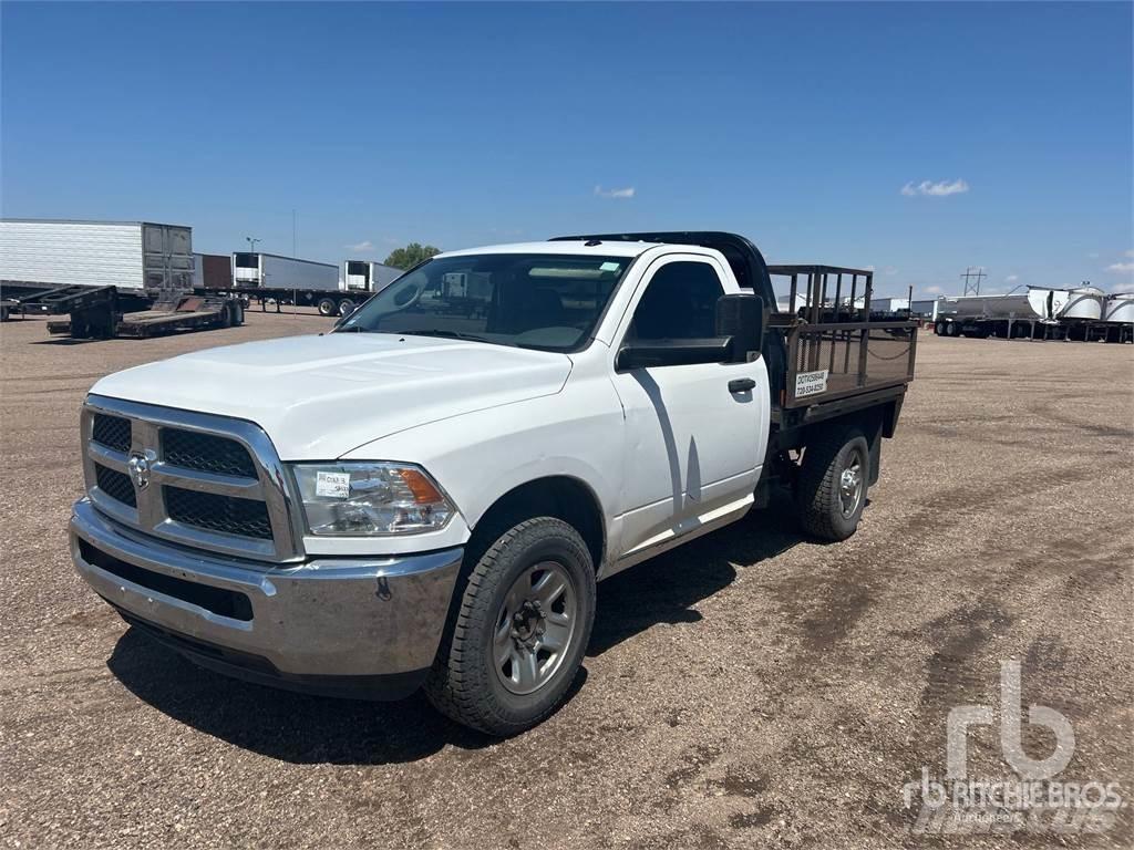 RAM 2500 Platós / Ponyvás teherautók