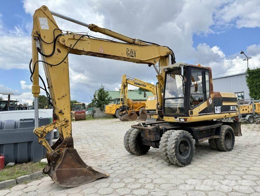 CAT M318 Gumikerekes kotrók
