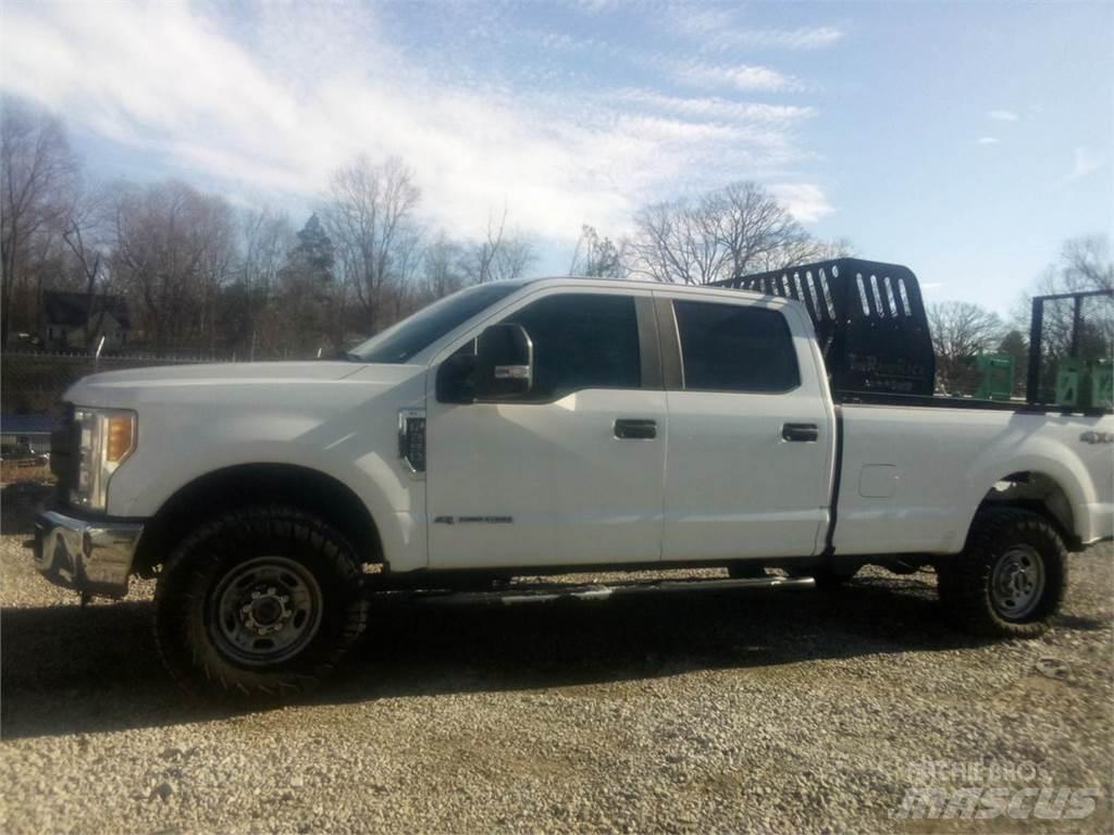 Ford F250 Kis teherszállító/Platós kocsi