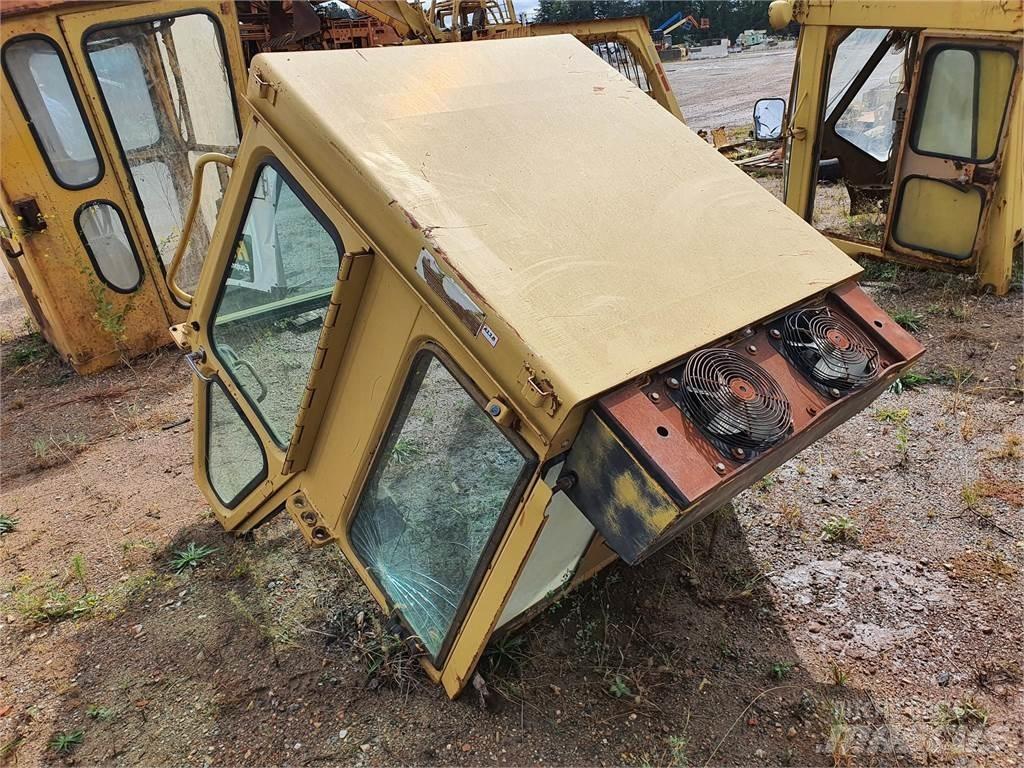CAT 973 Vezetőfülke és belső tartozékok