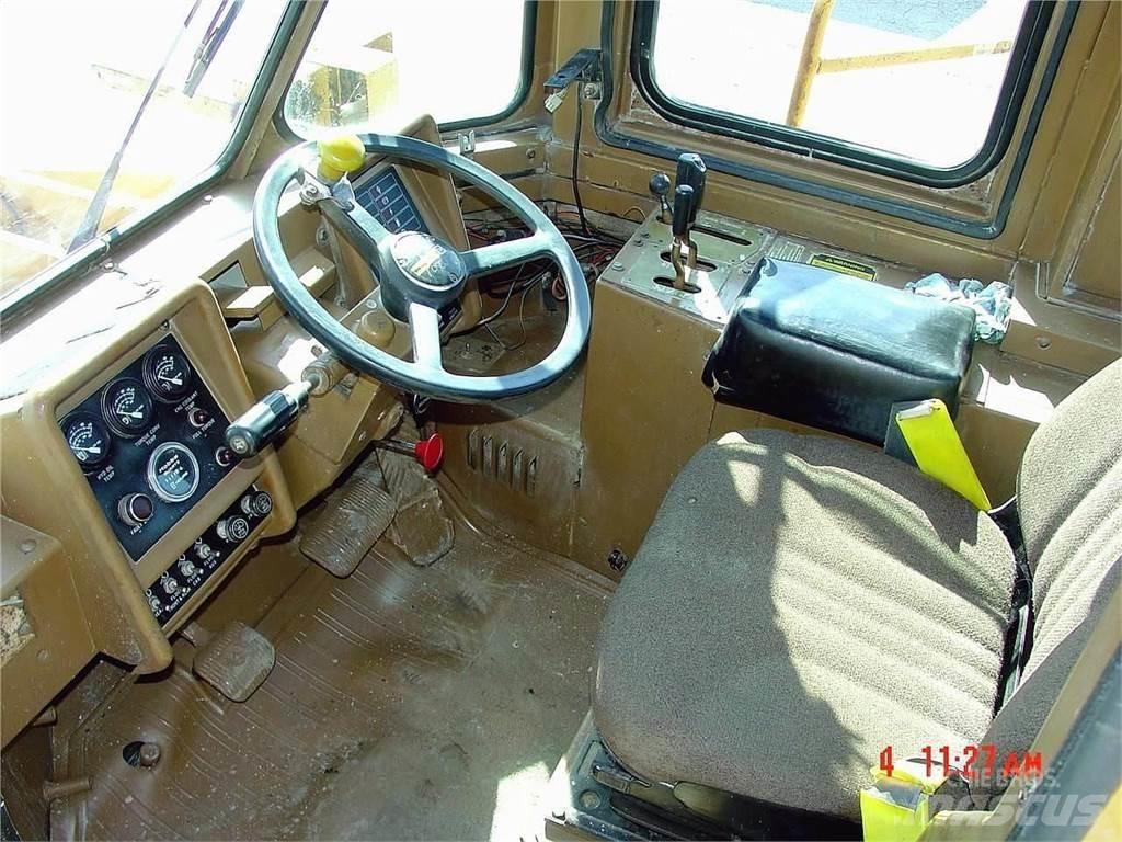 CAT 988B Gumikerekes homlokrakodók