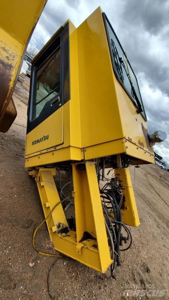 Komatsu WA1200 Vezetőfülke és belső tartozékok