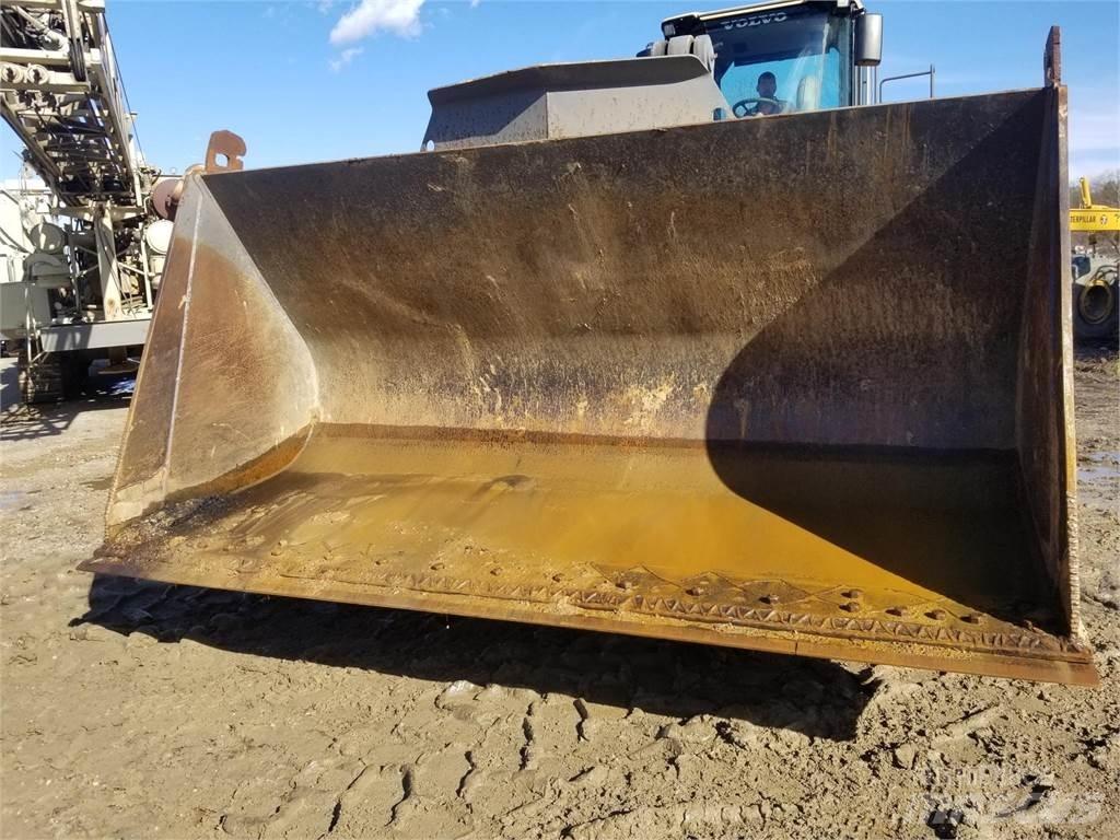 Volvo L180F Gumikerekes homlokrakodók
