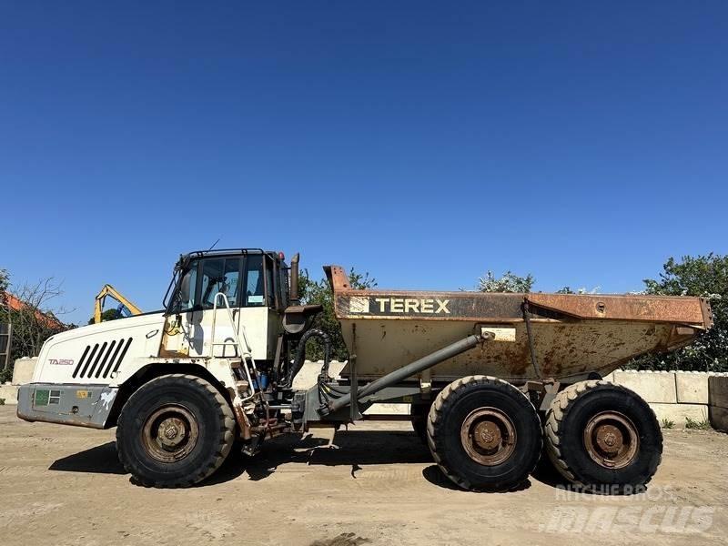 Terex TA250 Csuklósdömperek