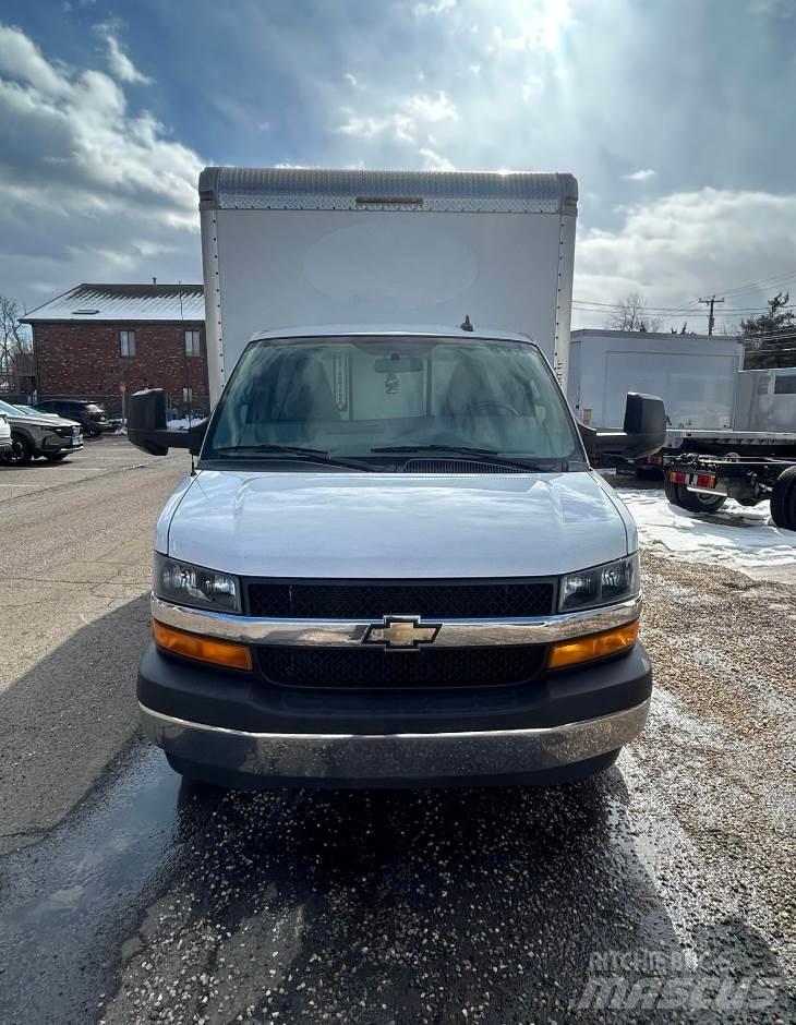 Chevrolet 3500 Dobozos teherautók