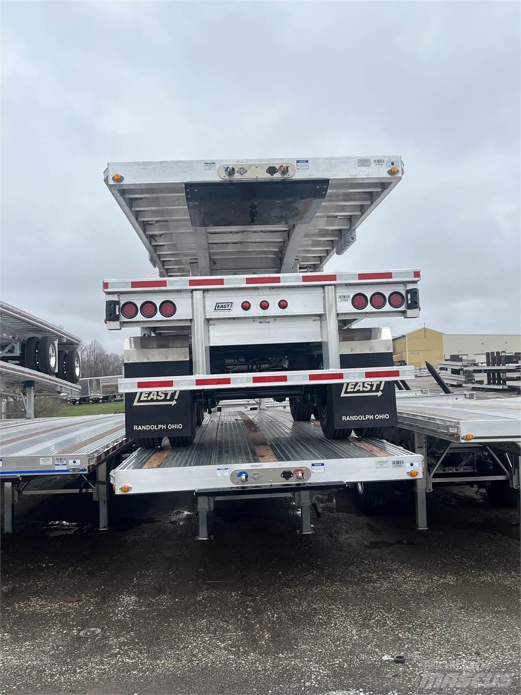 East Mfg FLATBED Platós / Ponyvás pótkocsik