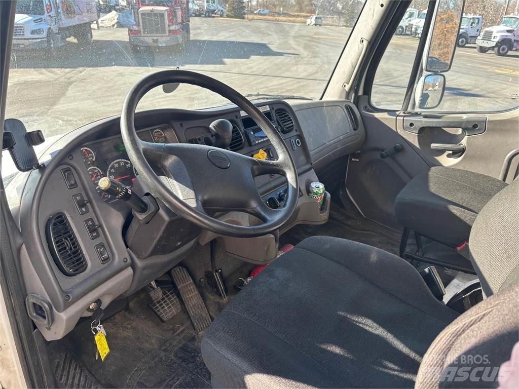 Freightliner M2 106 Dobozos teherautók