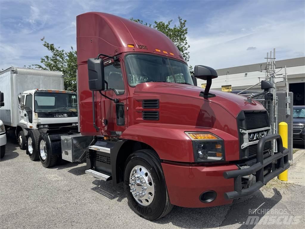 Mack AN64T Nyergesvontatók