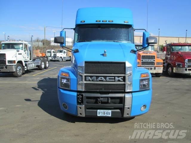 Mack AN64T Nyergesvontatók