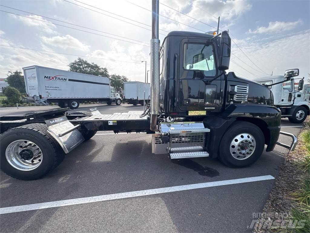 Mack AN64T Nyergesvontatók