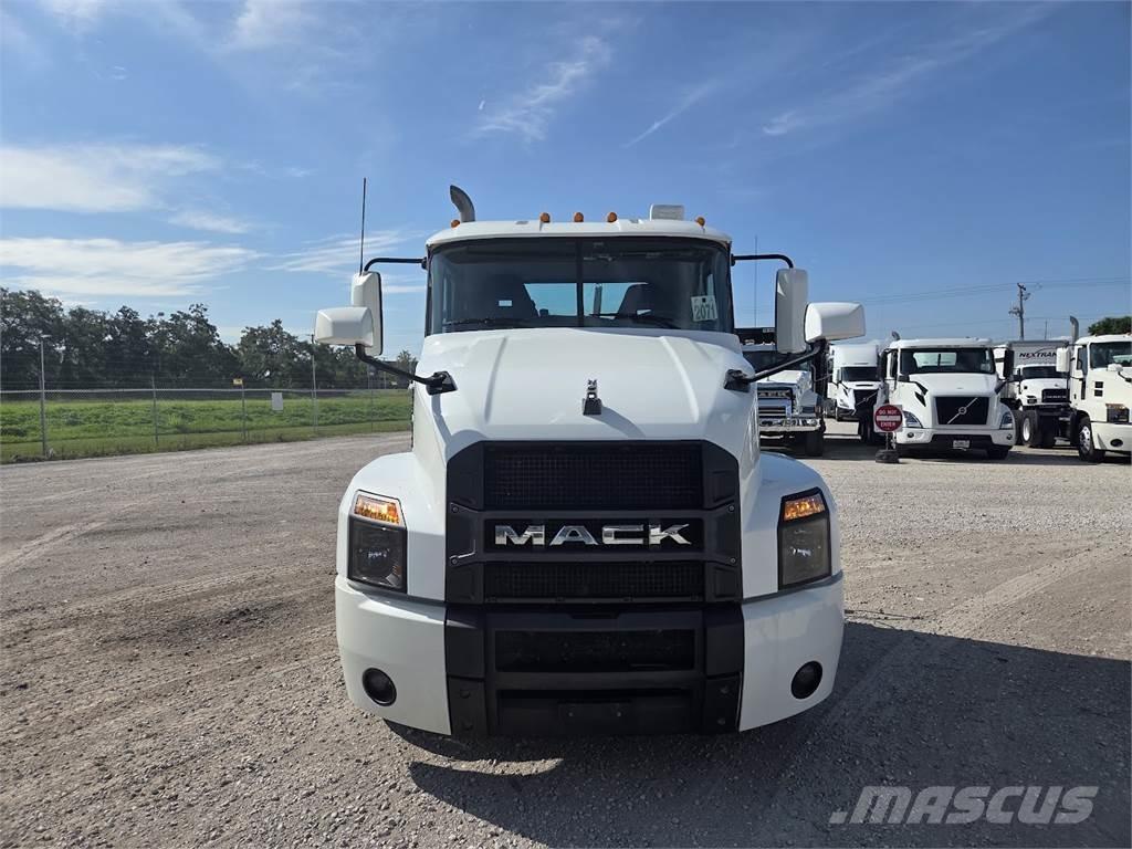 Mack AN64T Nyergesvontatók