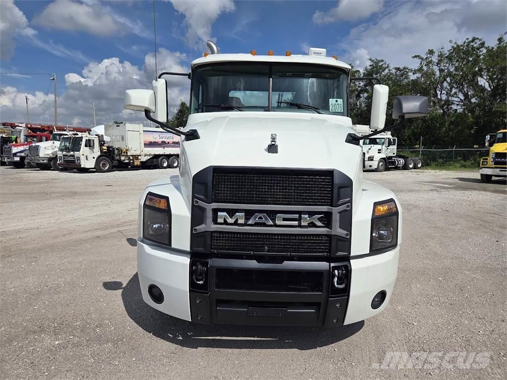 Mack AN64T Nyergesvontatók