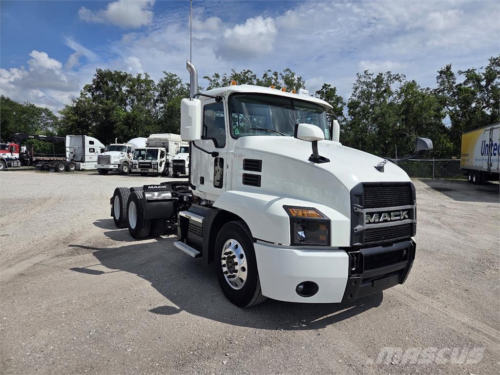 Mack AN64T Nyergesvontatók
