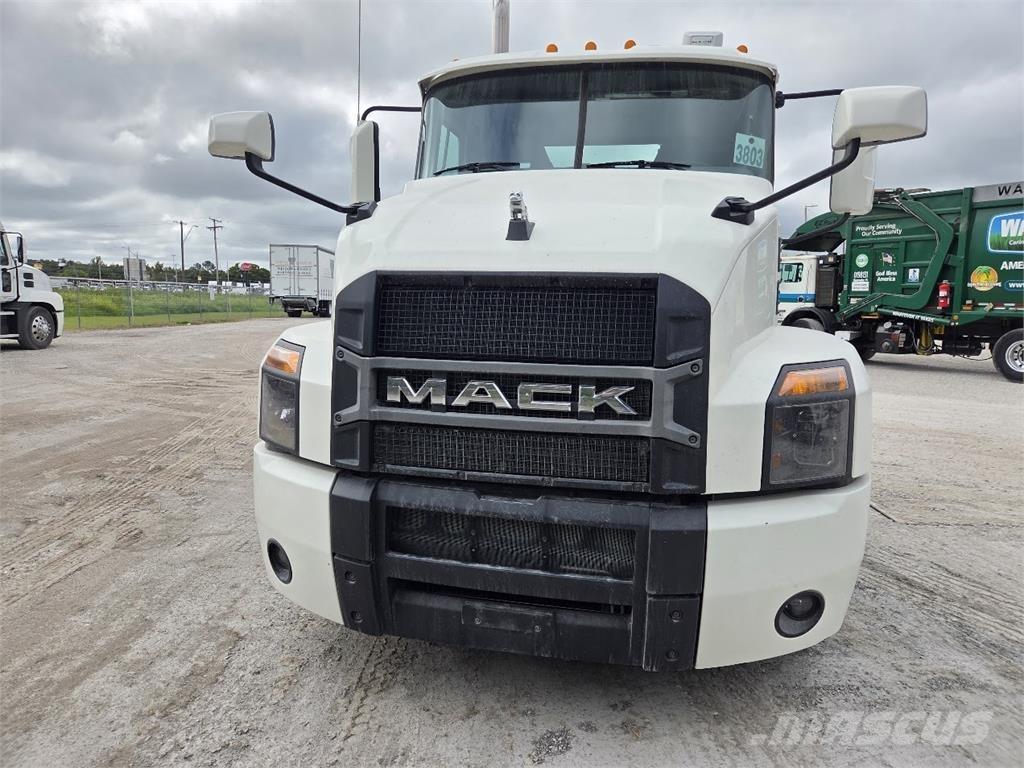 Mack AN64T Nyergesvontatók