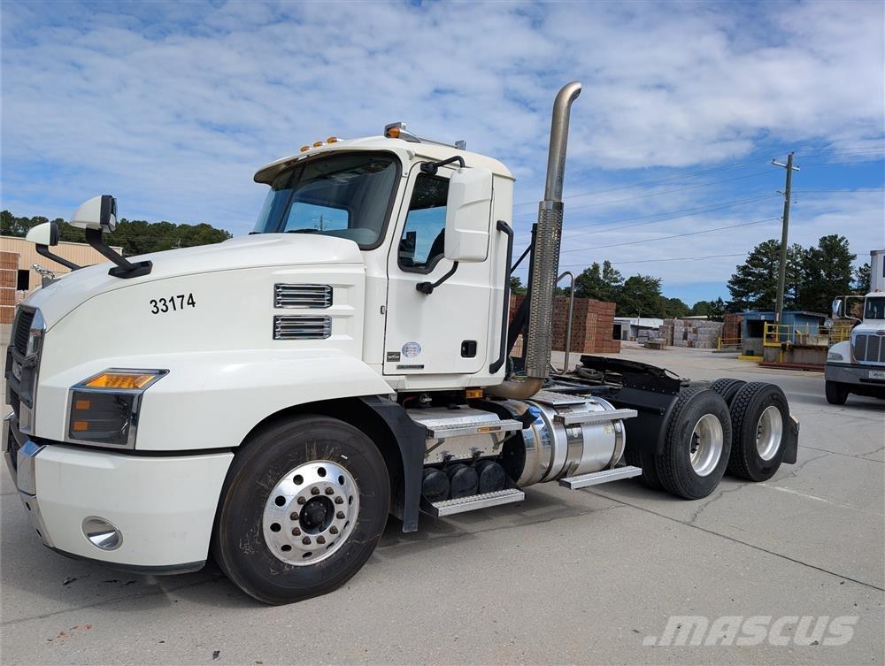 Mack AN64T Nyergesvontatók