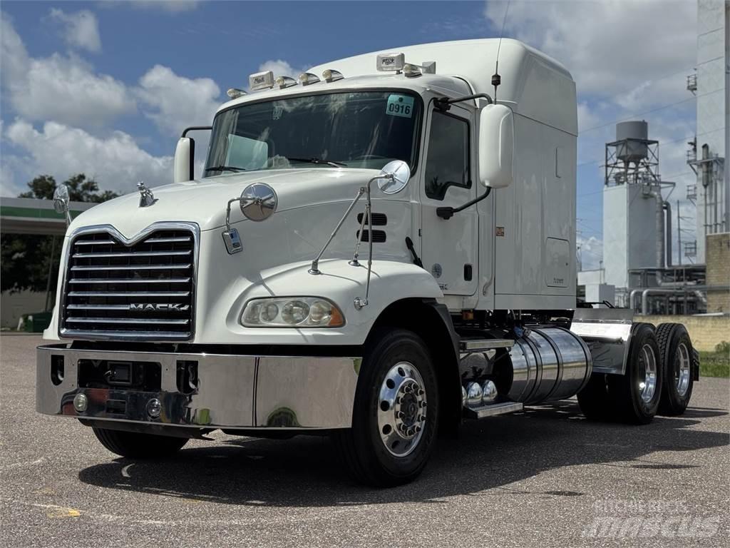 Mack CXU613 Nyergesvontatók