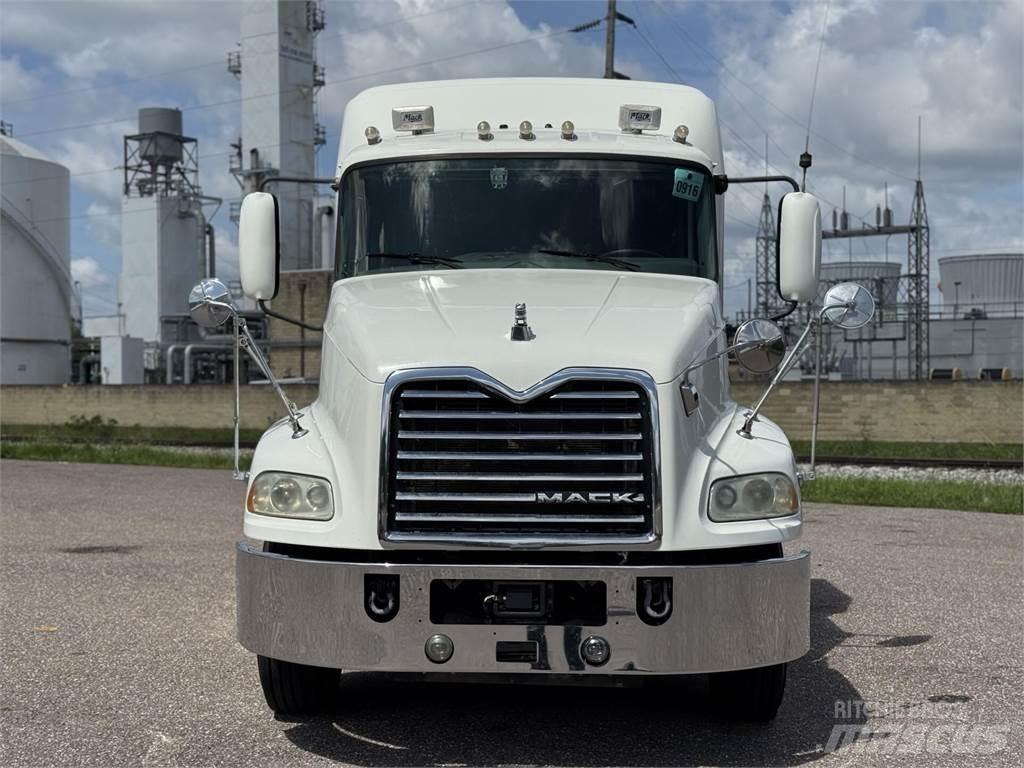 Mack CXU613 Nyergesvontatók