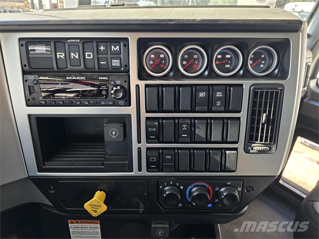 Mack GR64B Billenő teherautók