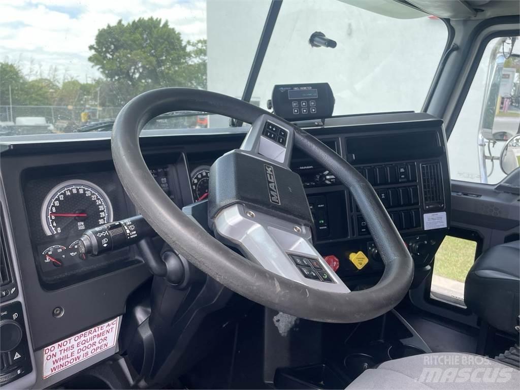 Mack GR64F Billenő teherautók