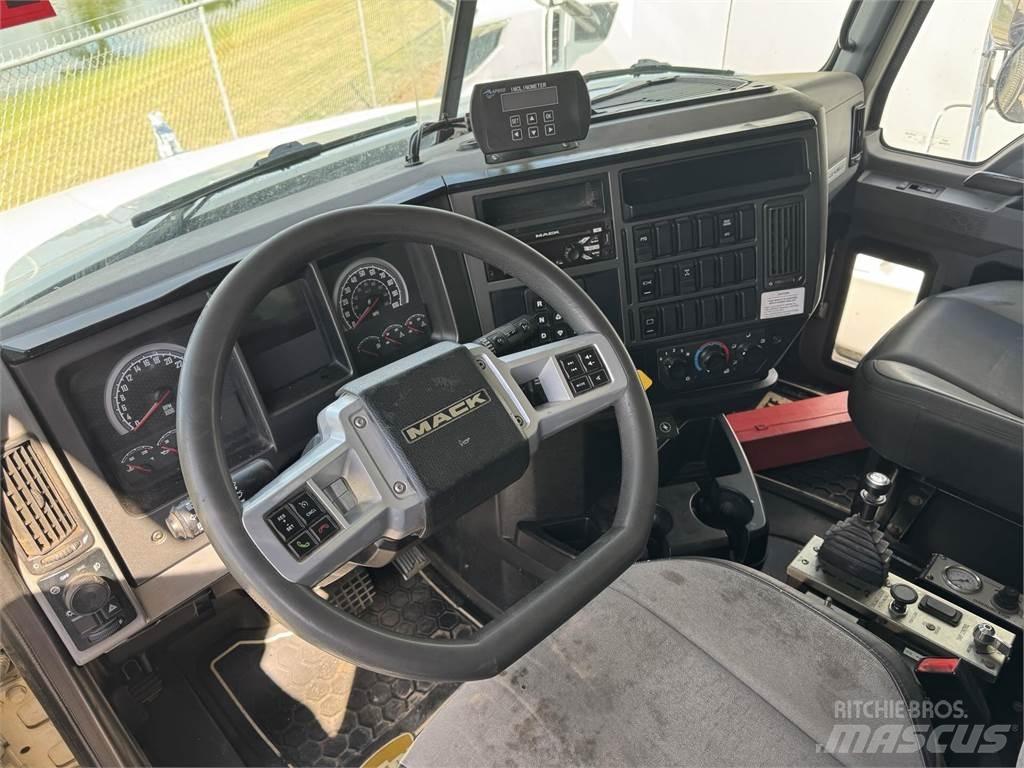 Mack GR64F Billenő teherautók