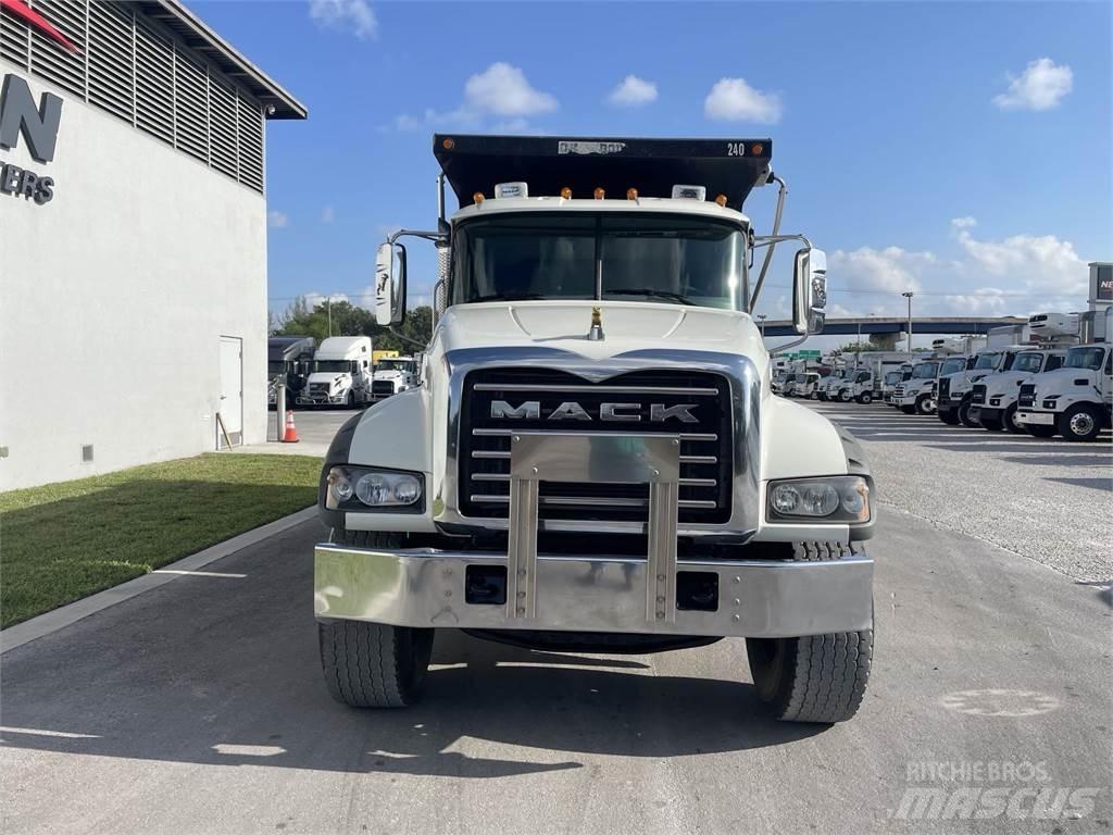 Mack GR64F Billenő teherautók