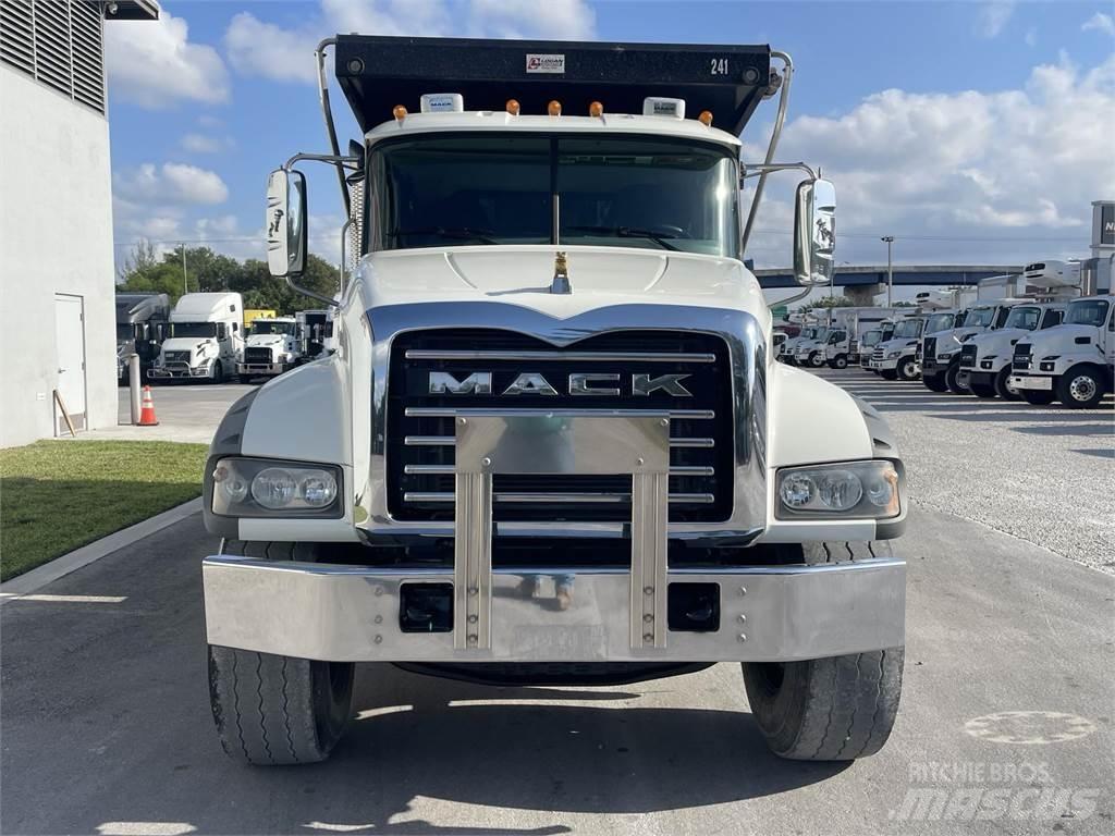 Mack GR64F Billenő teherautók
