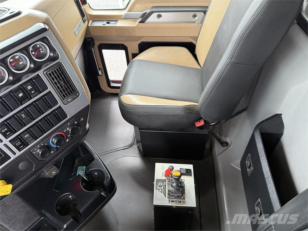 Mack GR64F Billenő teherautók