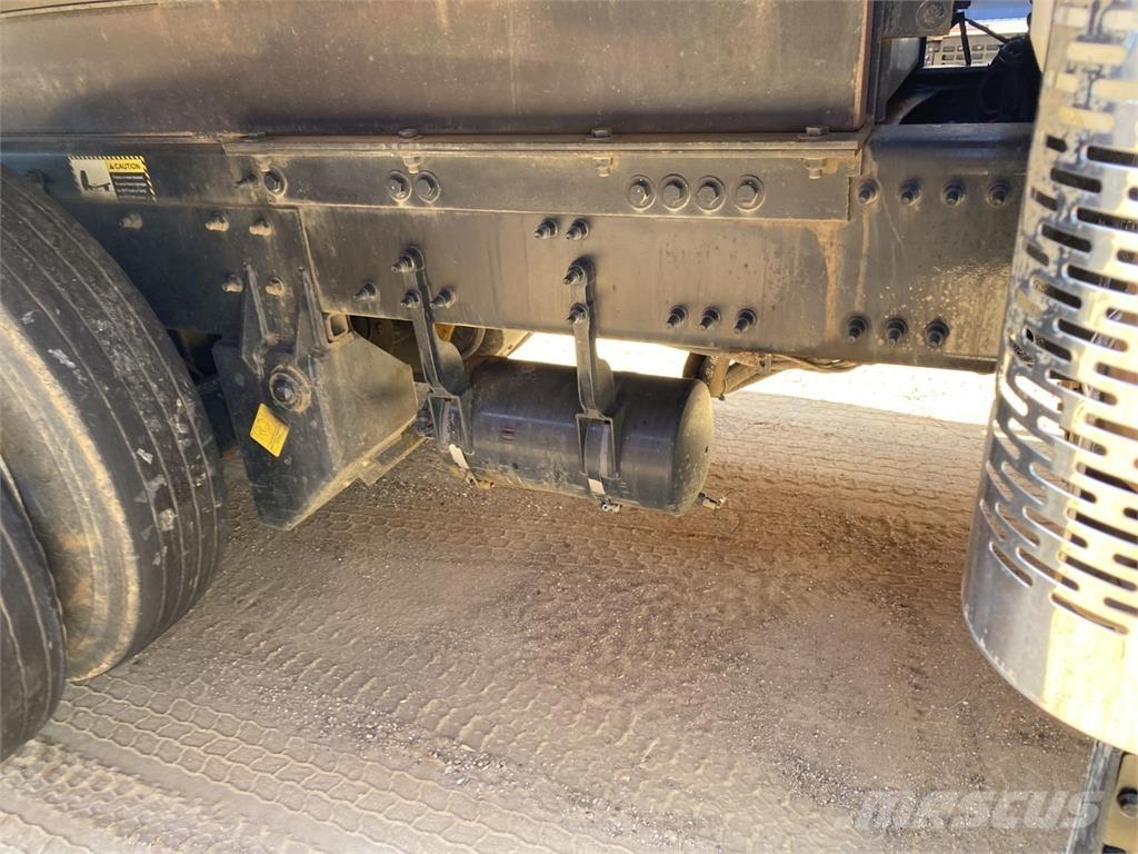 Mack GR64F Billenő teherautók