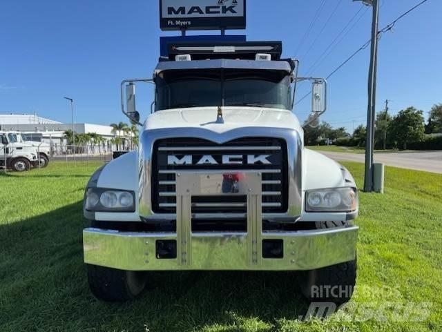 Mack GU713 Nyergesvontatók