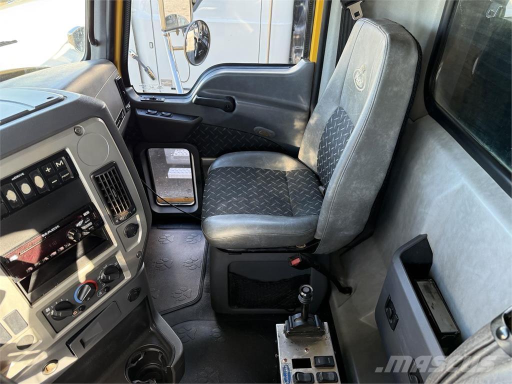 Mack GU713 Billenő teherautók