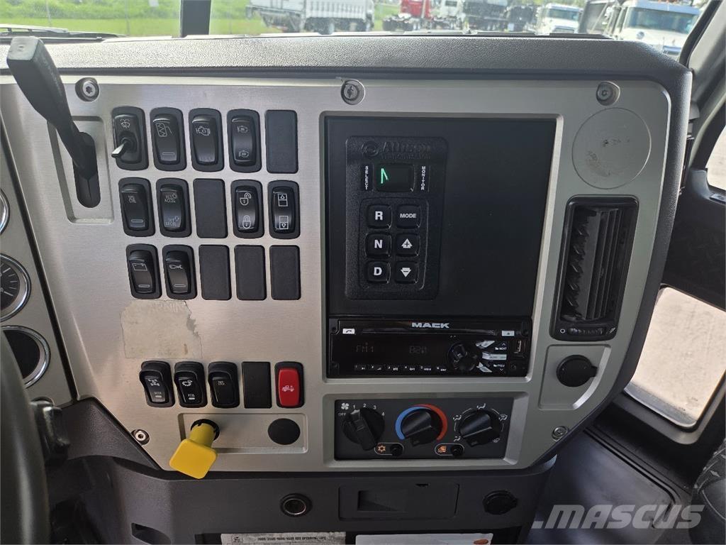 Mack GU813 Billenő teherautók