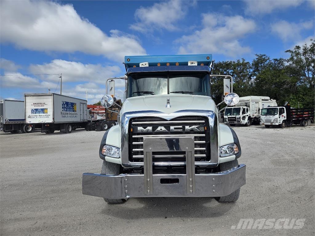 Mack GU813 Billenő teherautók