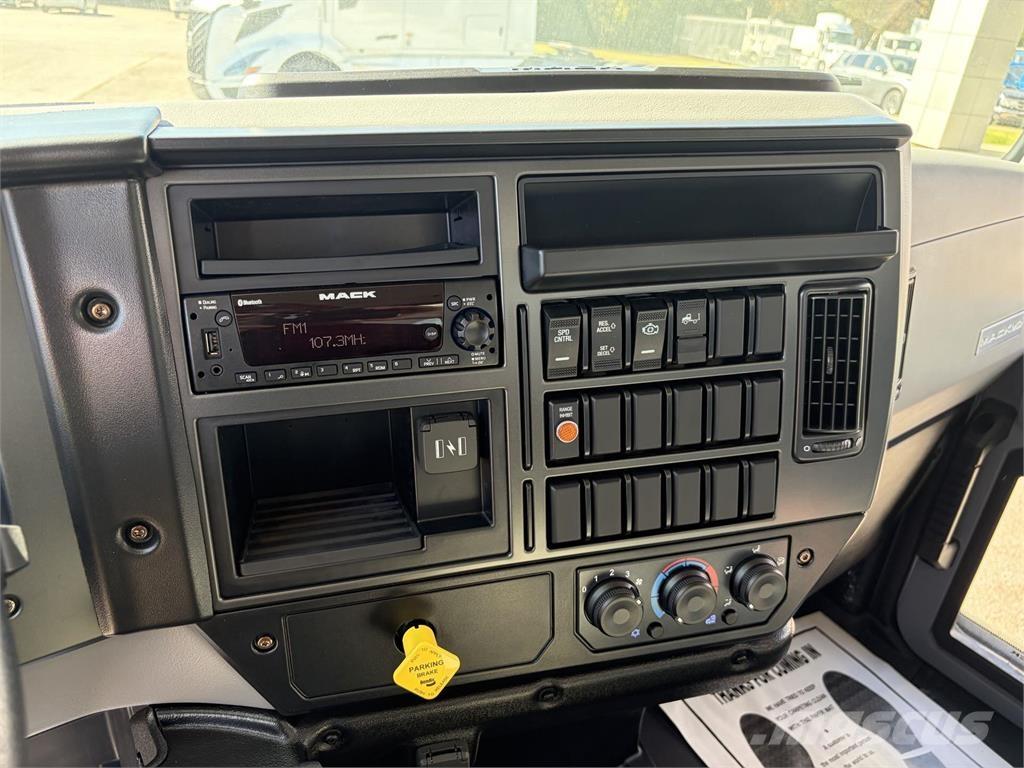 Mack MD6 42R Dobozos teherautók