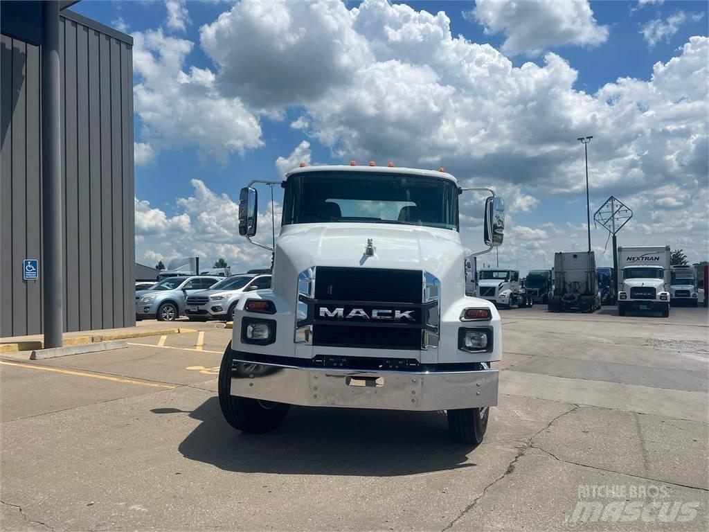 Mack MD742 Fülkés alváz