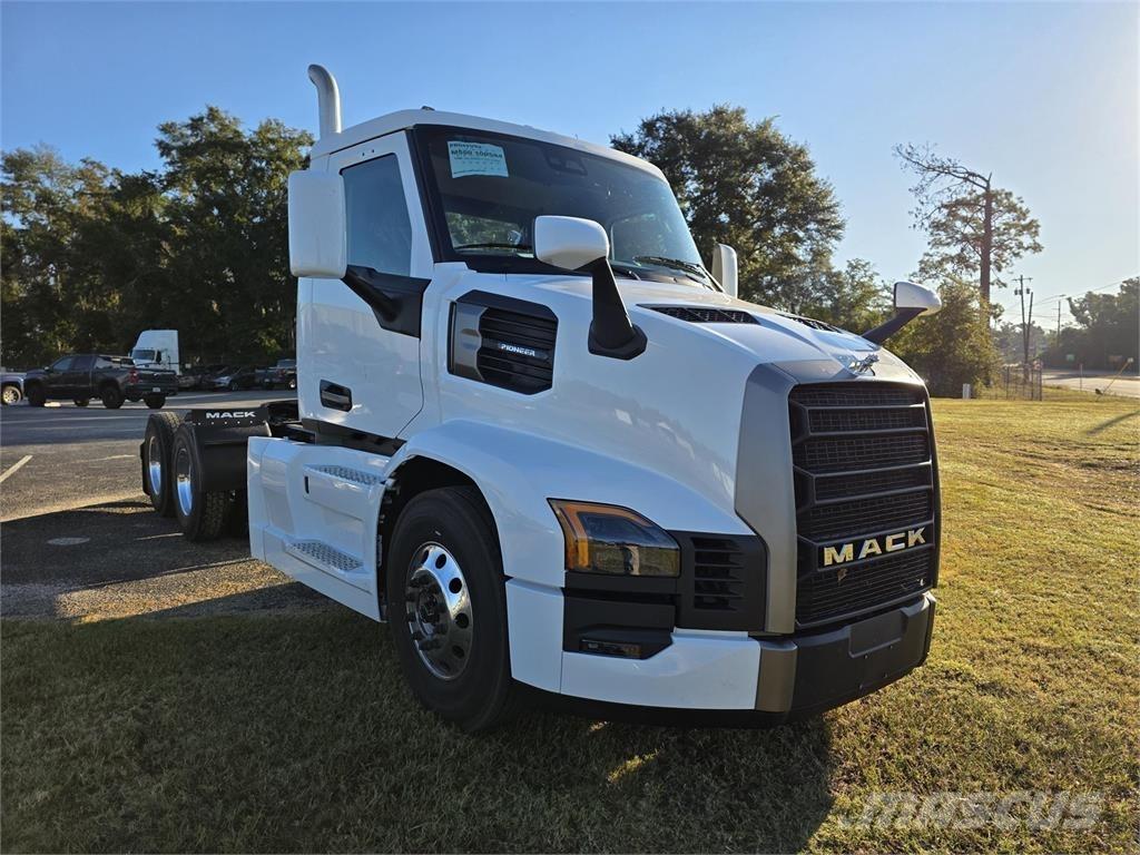Mack PR64T Nyergesvontatók