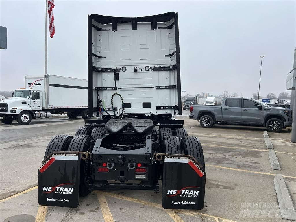 Volvo NEW VNL860 Nyergesvontatók