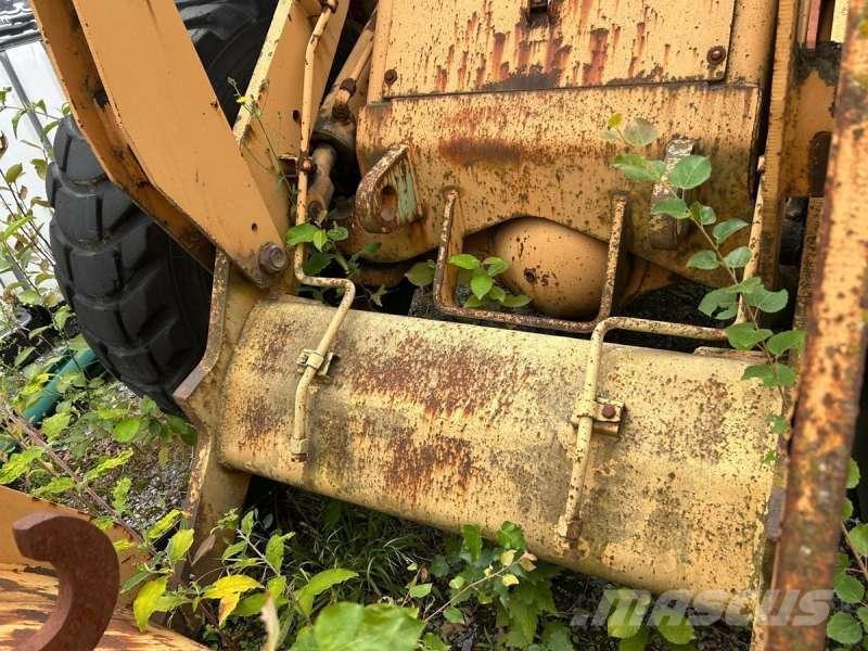 CASE W14 Gumikerekes homlokrakodók