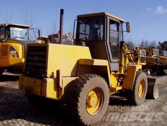 JCB 410 Gumikerekes homlokrakodók