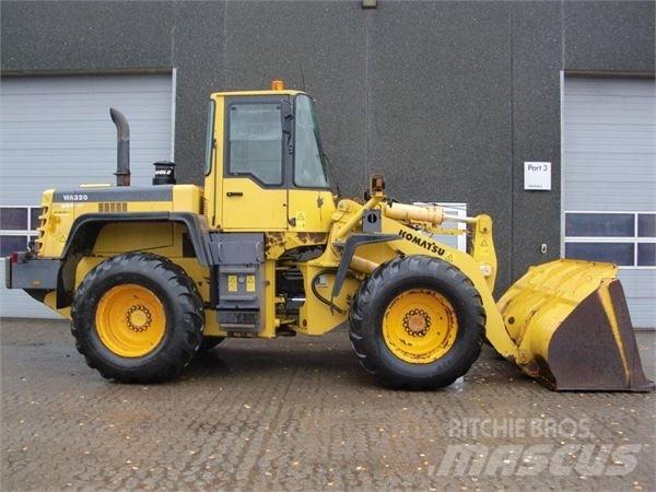 Komatsu WA320 Gumikerekes homlokrakodók